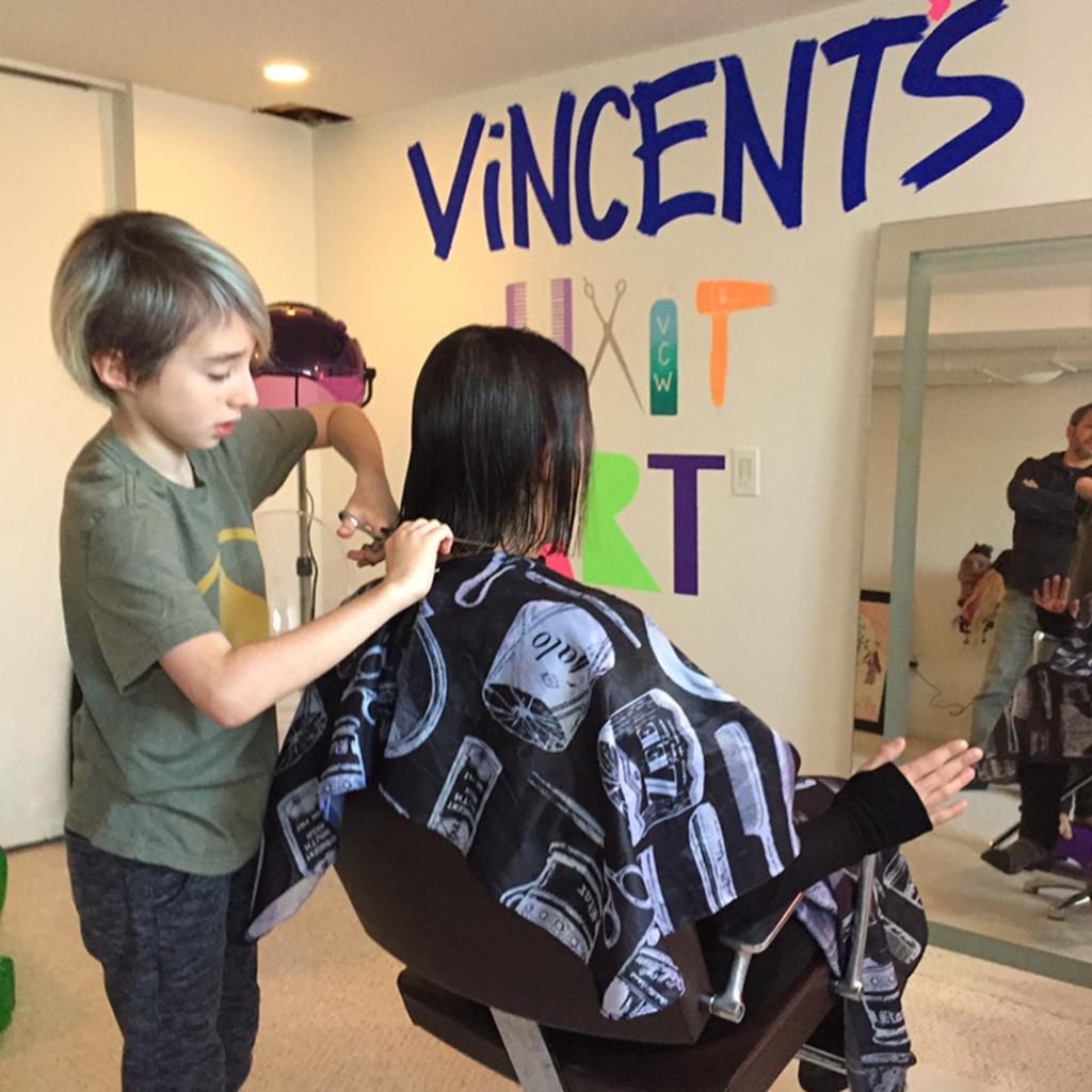 11 летний мальчик открыл собственную парикмахерскую в подвале и делает прически бесплатно
