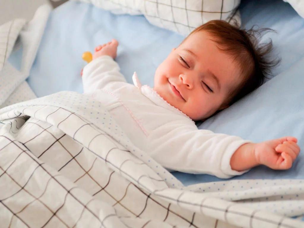 Ребенок должен спать только на боку: этот и другие популярные мифы о детском сне, про которые пора забыть