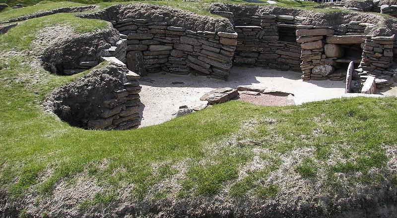 Фермер сдвинул камень и случайно обнаружил древнее поселение возрастом около 5000 лет
