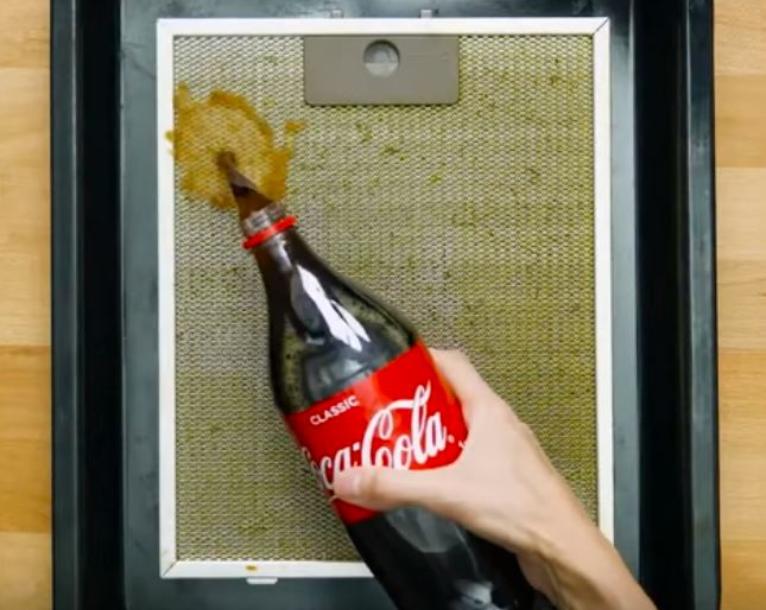 Поспорили с подругой, что  Кока колой  можно очистить засаленную решетку от кухонной вытяжки. Что получилось: фото