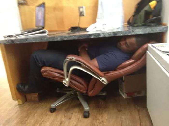 Некоторые люди могут уснуть где угодно и как угодно, даже на корове и под столом (фото)