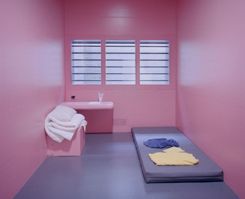 Почему в некоторых тюрьмах Швейцарии есть камеры, в которых стены окрашены в розовый цвет