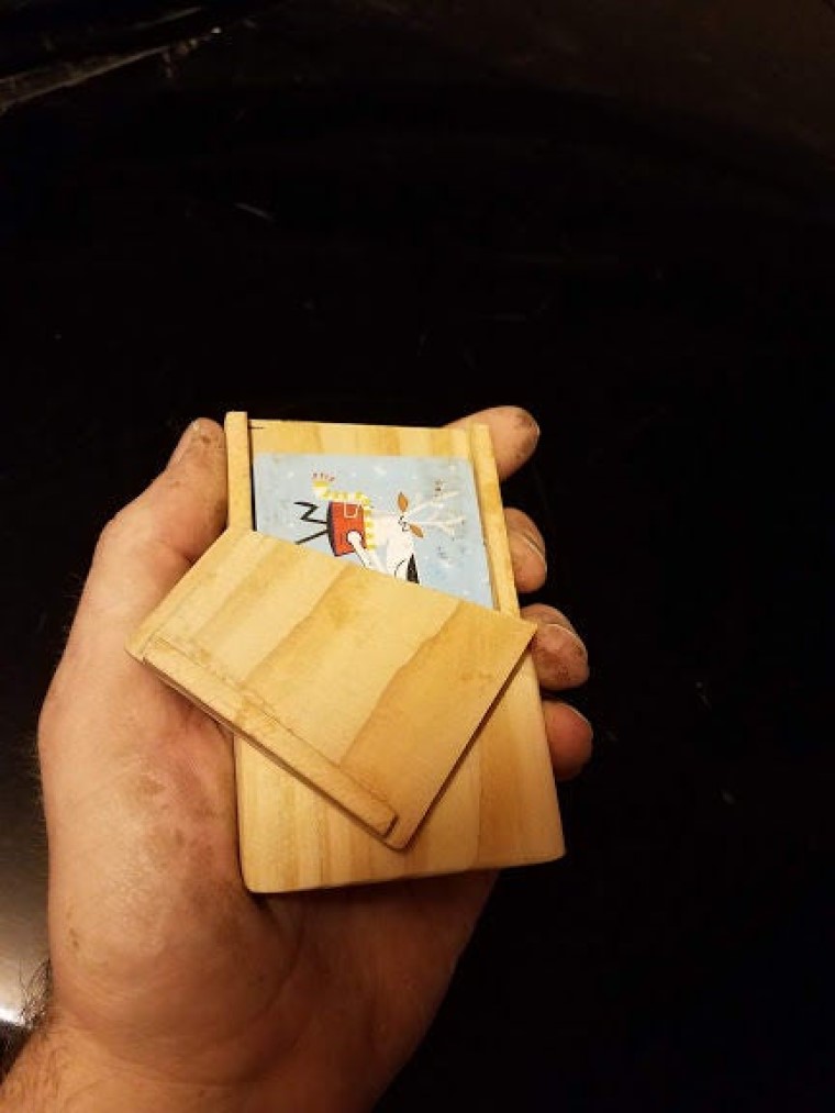 Из дерева можно сделать много чего полезного: у мужа получился минималистичный кошелек для карт