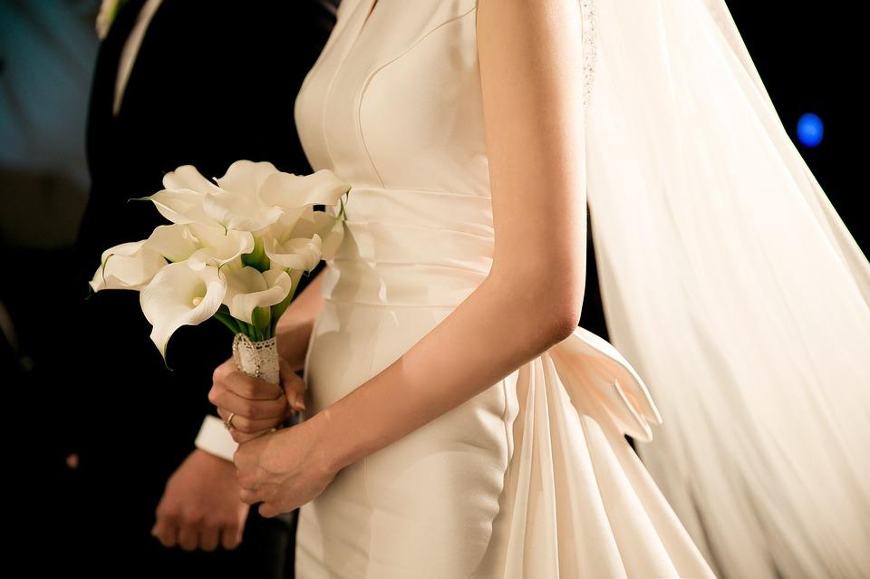 Гулять так гулять! Невеста безнадежно испортила свадебный наряд за 1 200 $ ради необычной фотосессии