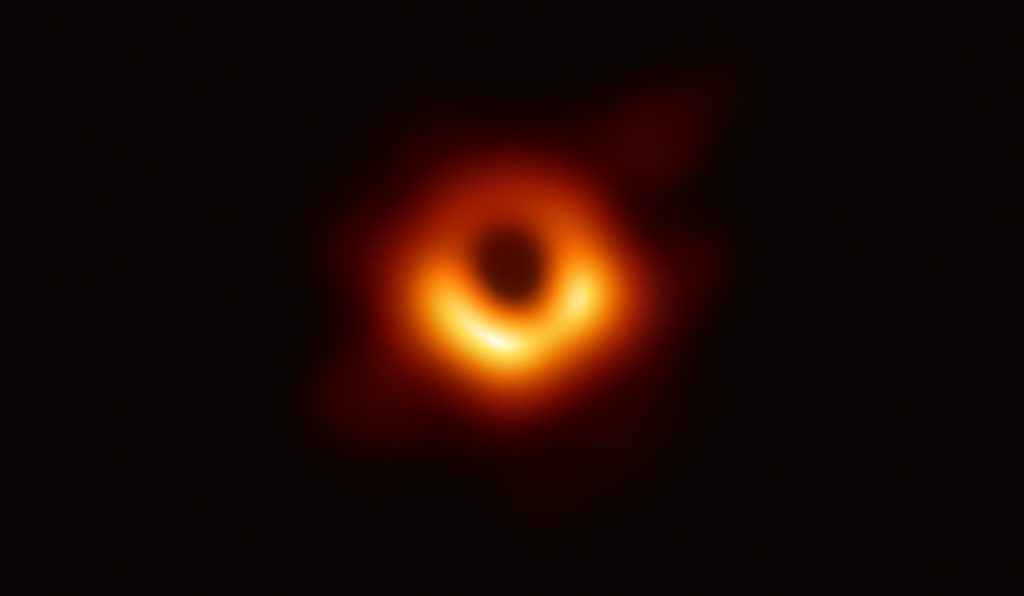 Как на самом деле выглядит черная дыра и что происходит внутри нее? Ученые нашли новые ответы