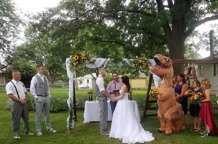 Невеста разрешила сестре прийти на свадьбу в любом наряде: та устроила настоящий маскарад