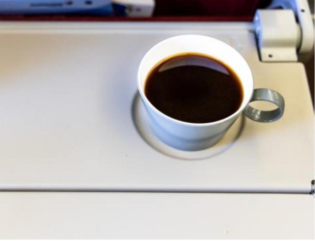 Стюардесса рассказала, почему пассажирам не стоит заказывать чай или кофе в самолете