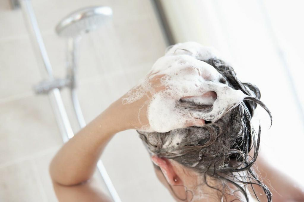 Не обращать внимание на состав шампуня и ложиться спать с мокрыми волосами: 10 ошибок во время мытья головы