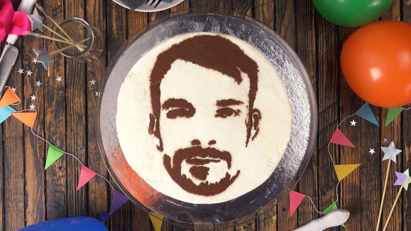 На день рождения мужа испекла торт и украсила сверху портретом: простой трюк