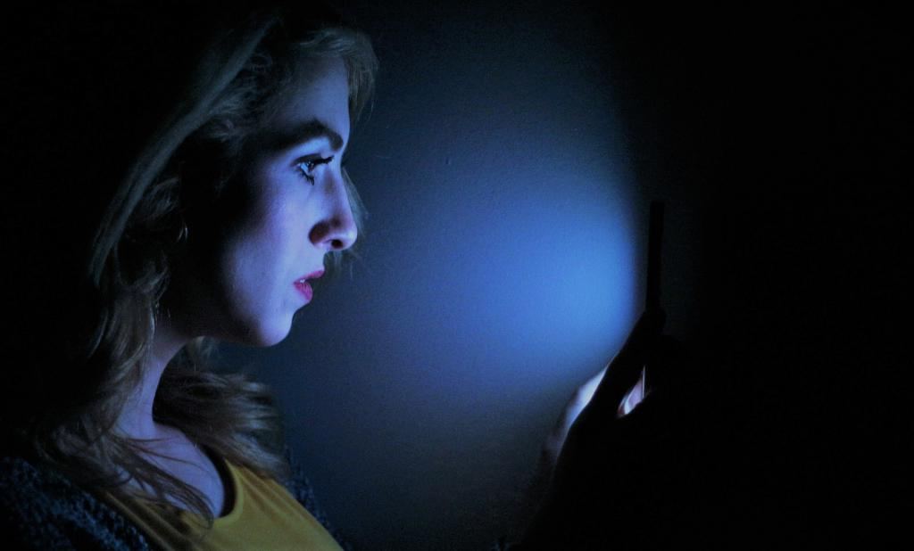 Опасность, о которой многие не знают: как свет от смартфона влияет на тело и мозг