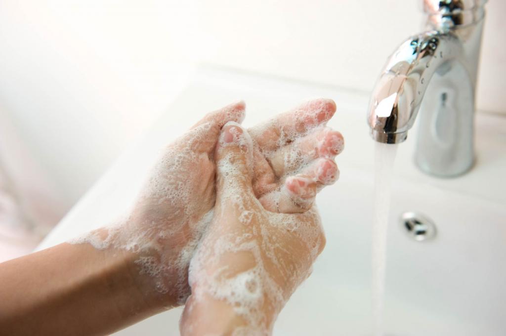 Уборка без перчаток и плохое мытье рук: 7 повседневных привычек, которые портят наши ногти