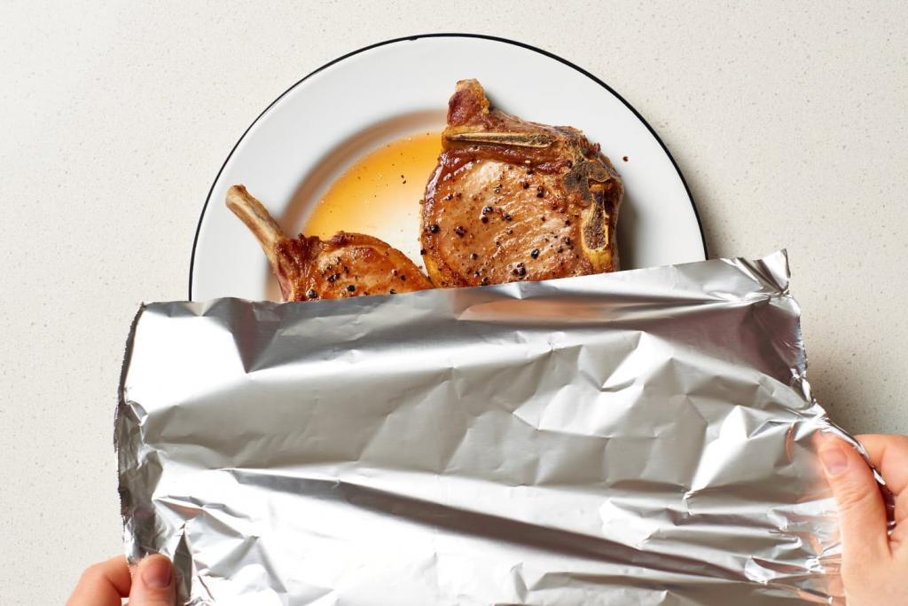 Остатки еды прикроем фольгой и в холодильник: почему так делать опасно
