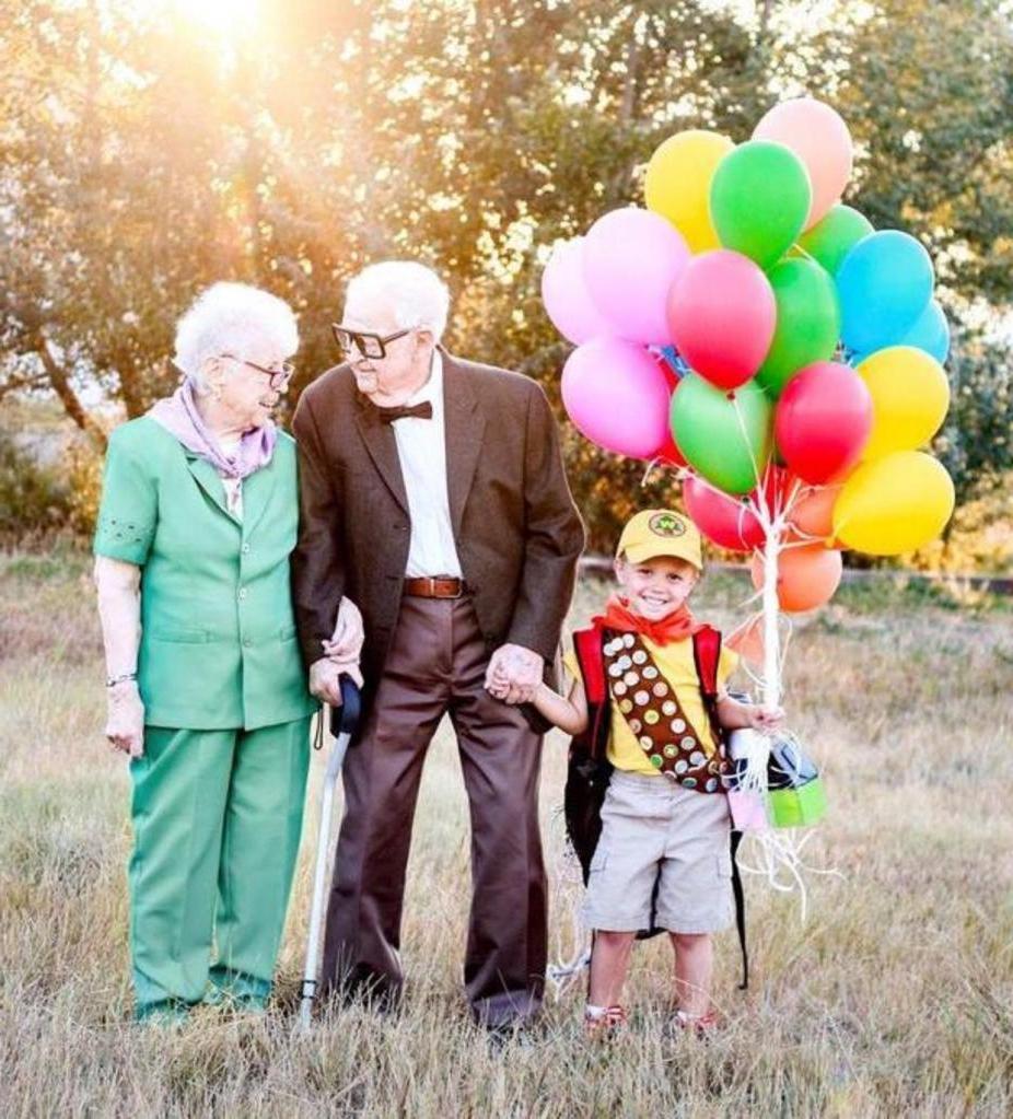 Растрогали до слез: мальчик сфотографировался с прабабушкой и прадедушкой в стиле мультфильма  Вверх 