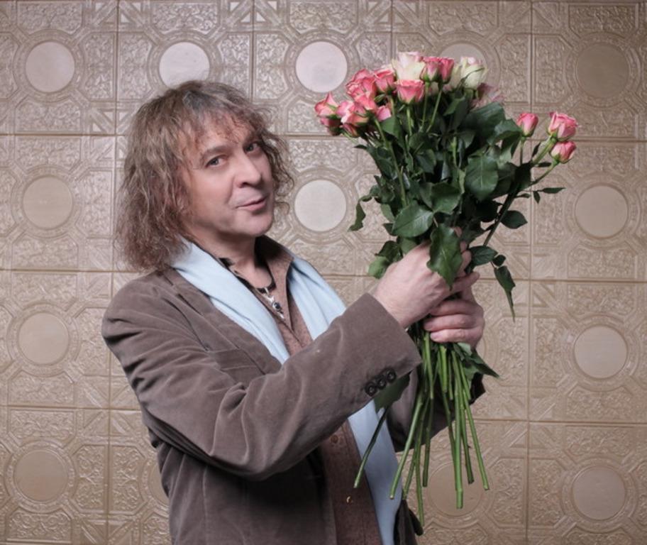 Розовые розы принесли счастье Светке Соколовой, но не ее дарителю: как живет сегодня исполнитель знаменитого хита 80 х Александр Добрынин