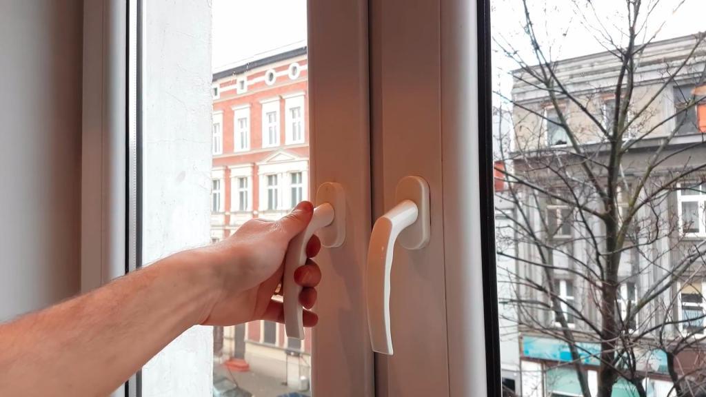 Знакомый установщик подсказал, как проверить пластиковые окна перед зимой