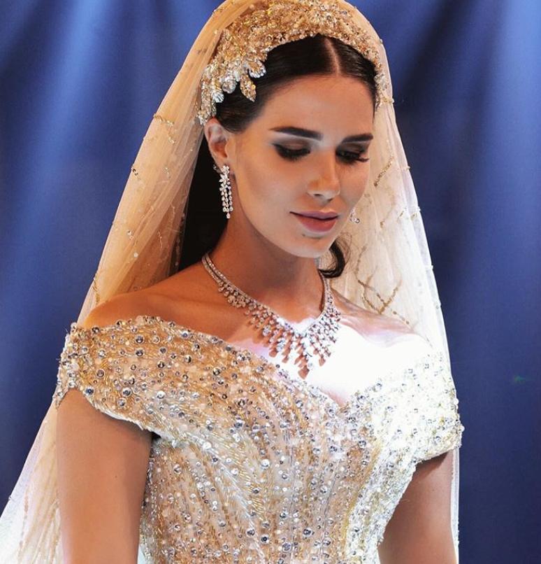 Девушка вышла замуж в очень красивом платье ручной работы: его шили 5 человек в течение полугода