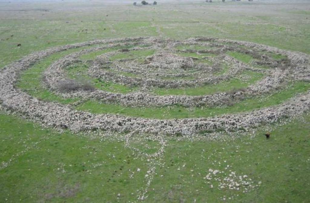 Странное колесо духов Руджм эль Хири: археологи вот уже много лет бьются над загадкой каменного мегалита на берегу Галилейского моря
