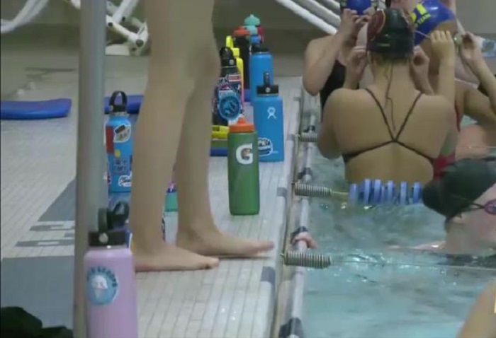 Девушка выиграла в соревнованиях по плаванию, но судьи посчитали ее купальник неподходящим и дисквалифицировали ее