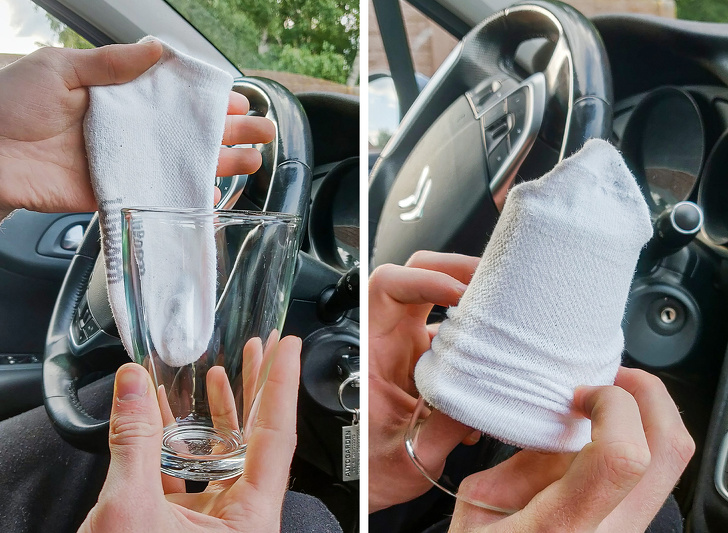 Носок на стакане легко очистит глубокие подстаканники в машине: несколько лайфхаков, которые сохранят ваши нервы и время