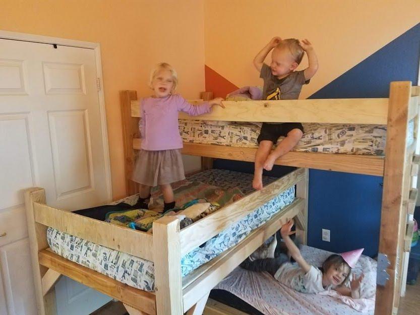 В детской комнате совсем мало места: но муж нашел выход   он сделал трехъярусную кровать для наших малышей