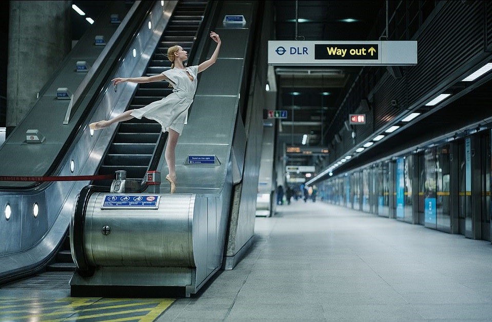 Крыши, метро и качели: балерины показали свое мастерство в самых необычных местах (фото)