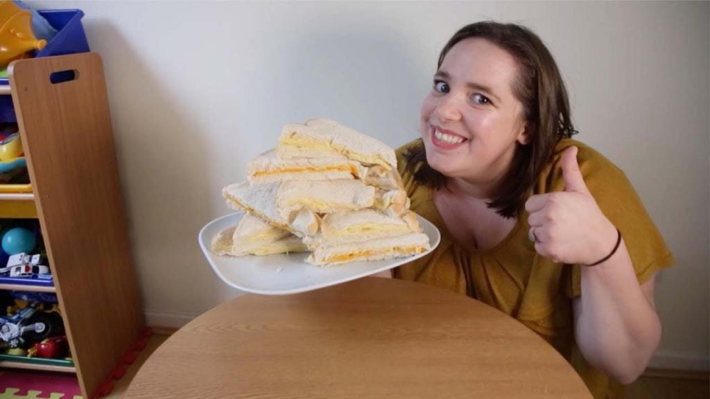 Необычная диета: женщина много лет ест только бутерброды с сыром и чипсы