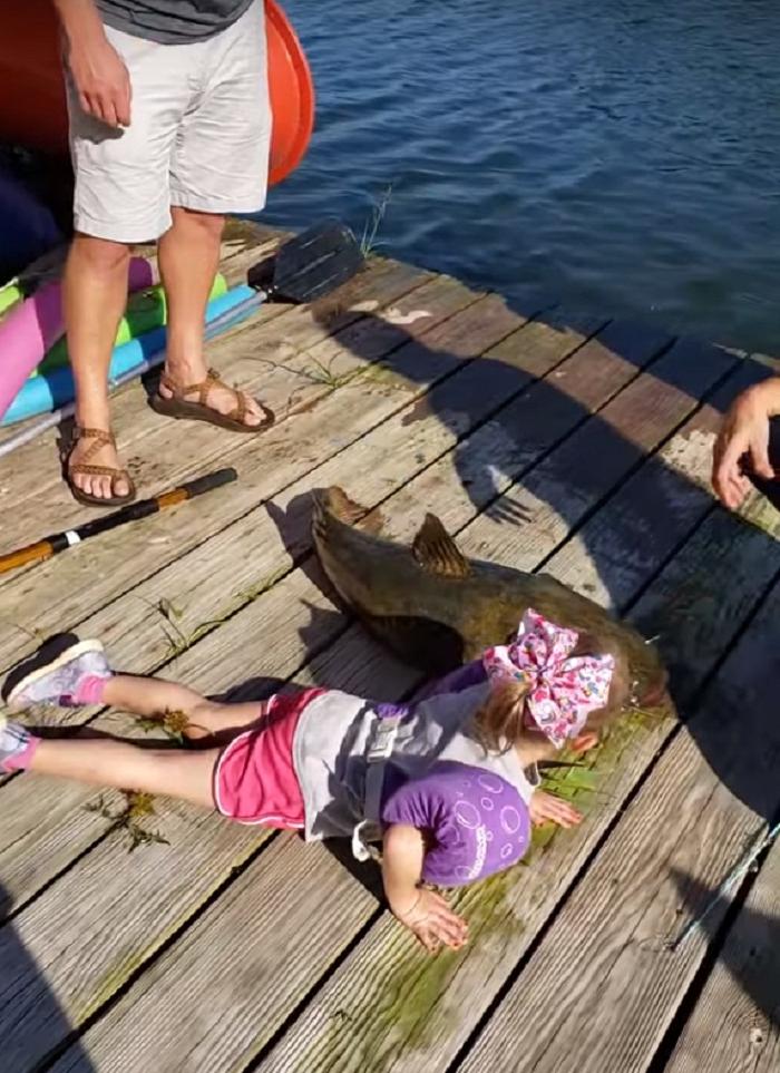 Вот это удача! 4 летняя девочка поймала на детскую удочку рыбу, которая весила большее нее
