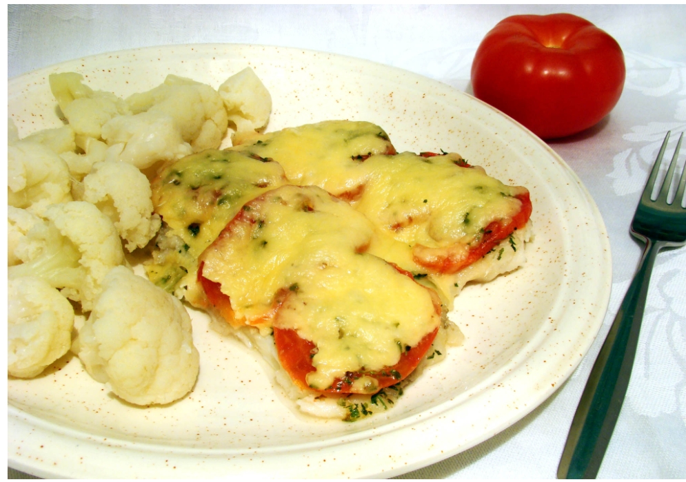 Рыба с помидорами и сыром, запеченная в духовке. Сочная и вкусная идея для ужина