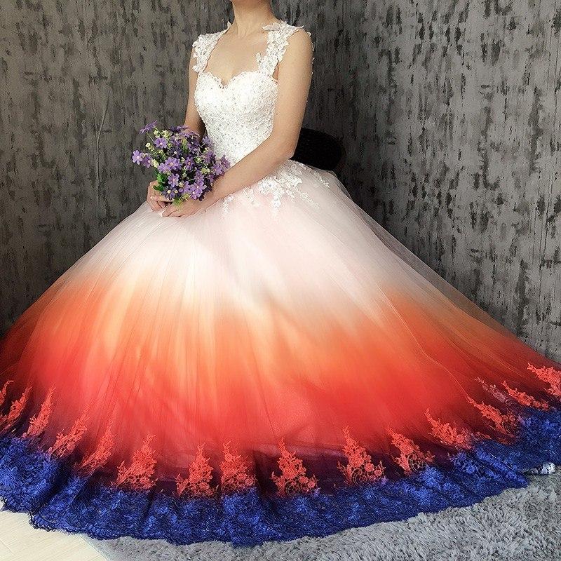 Невеста выбрала для свадьбы необычное платье. За странный наряд ее раскритиковали люди (фото)