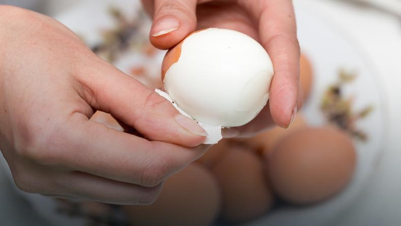 Друг показал, как всего за 3 секунды очистить вареное яйцо от скорлупы