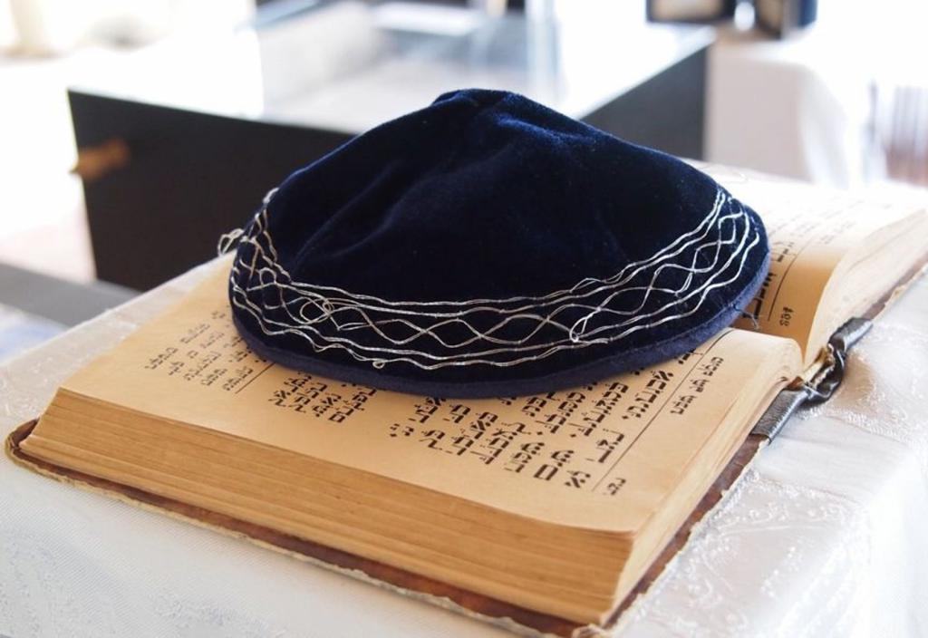 Есть контакт: вот зачем евреи носят на голове маленькие шапочки