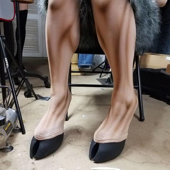 Ноги, как у лани: дизайнер Блэр Ондрла создает обувь в виде копыт и лап животных (фото)