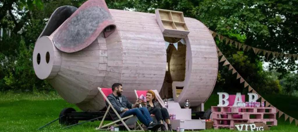 Уютный дом для кемпинга, сделанный в виде поросенка: в нем можно наслаждаться отдыхом и любоваться пейзажем, но нельзя готовить свинину