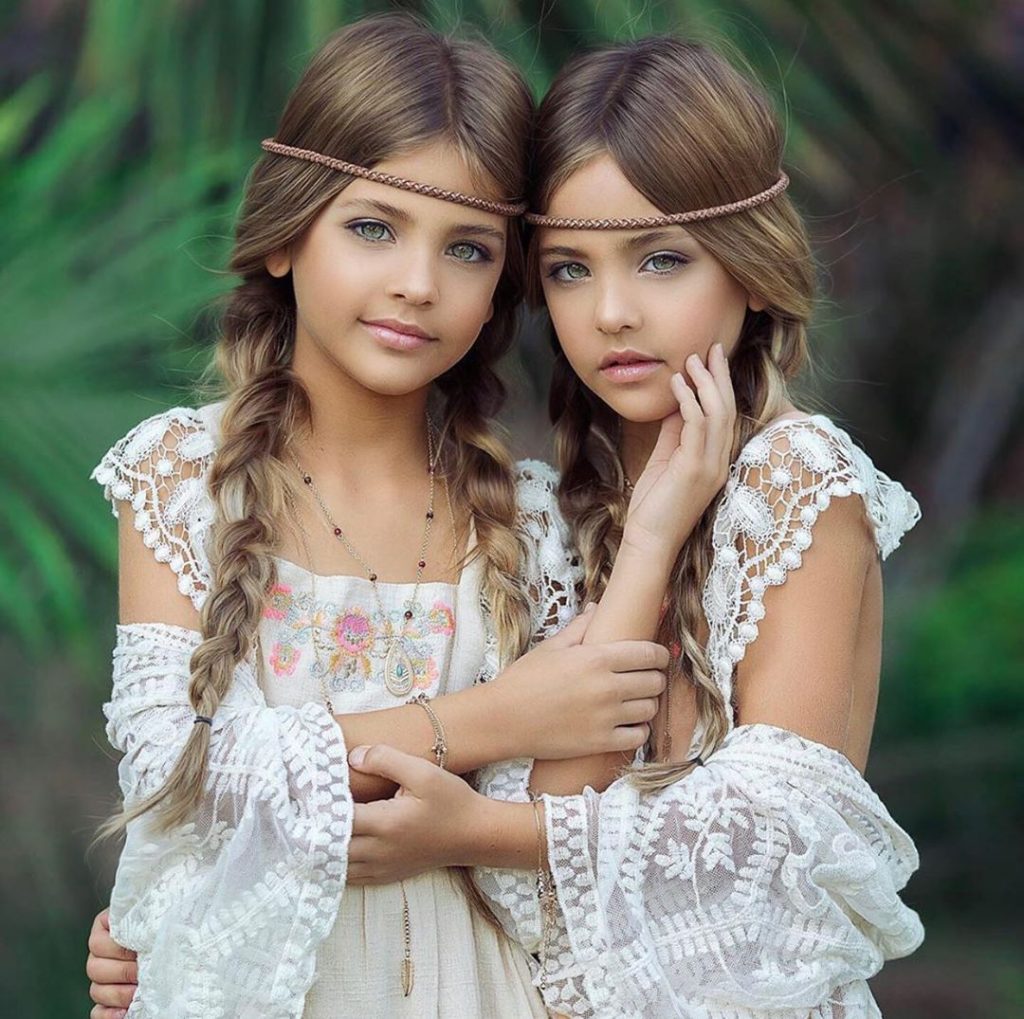 Очень красивые сестры близняшки продолжают завоевывать сердца: как девочки росли и менялись