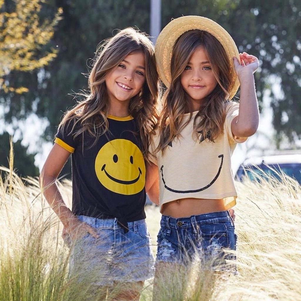 Очень красивые сестры-близняшки продолжают завоевывать сердца: как девочки росли и менялись