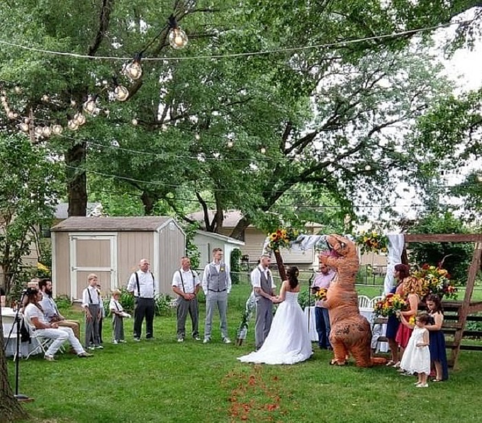 Невеста разрешила сестре прийти на свадьбу в любом наряде: та устроила настоящий маскарад