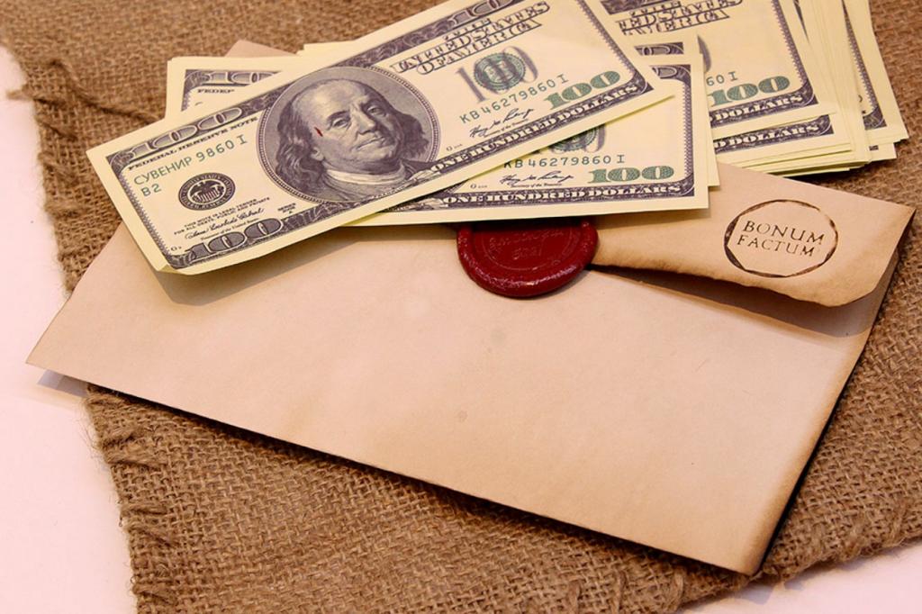 Девушка нашла в посылке конверт с деньгами: немногие поступили бы с ними так, как она
