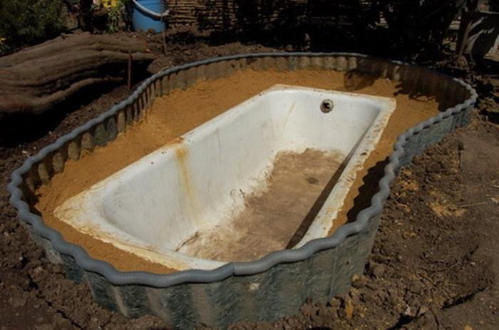 Мужчина взял старую ванну и закопал ее в саду. Сейчас результатом его работы любуется весь дачный поселок