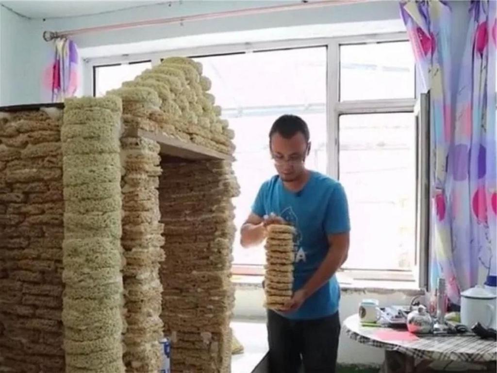 Мужчина построил игровой домик для ребенка из 2000 пачек просроченного доширака (фото)