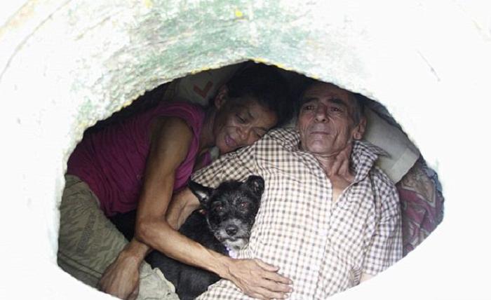 Супруги счастливы, несмотря на то, что 24 года живут в канализационном колодце
