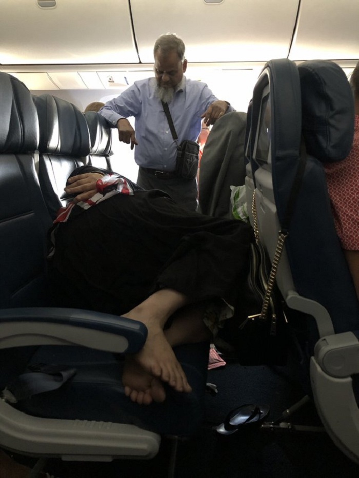 Мужчина простоял 6 часов в самолете во время полета, чтобы его жена могла спать спокойно