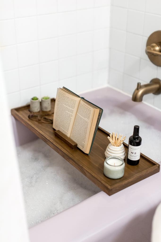 Я очень люблю читать и делаю это даже в ванной: для удобства муж сделал мне специальную подставку