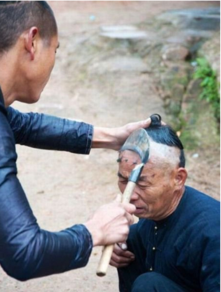 Забавные странности китайцев, которые удивят любого: суровые китайские мужчины подстригаются с помощью серпа