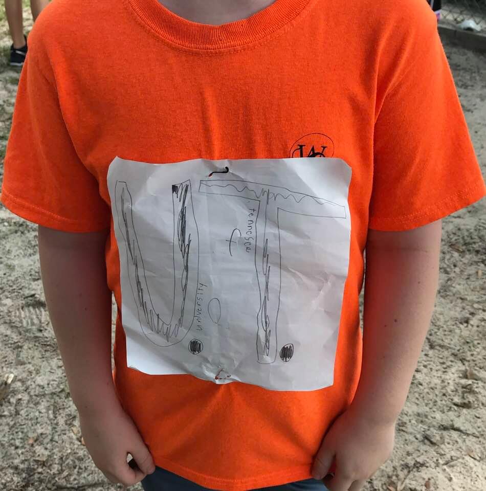 Одноклассники издевались над мальчиком, высмеивая его самодельную футболку. Неожиданно школьнику на помощь пришли студенты