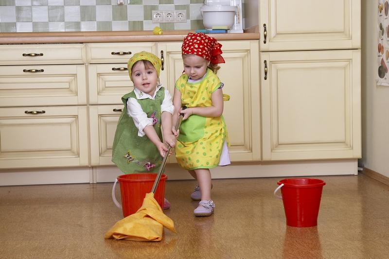 Дети, выполняющие работу по дому, более успешны: мнение ученых