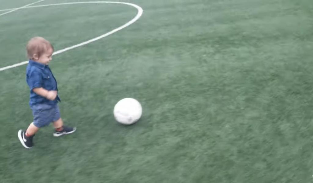 «Когда женщины разрушают карьеру»: маленький мальчик играл в футбол, а потом заметил бегущих женщин (видео)
