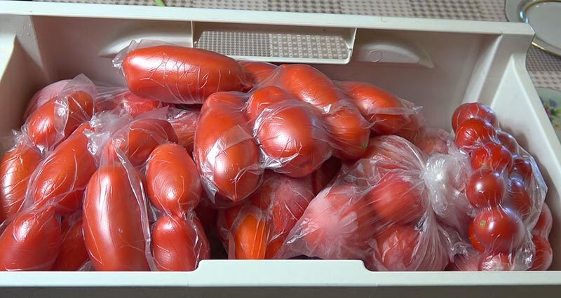 Подруга показала, как в домашних условиях замораживать помидоры на зиму. Удивительно, но они отлично сохраняют и вкус, и форму