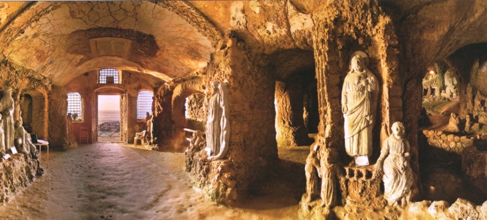 Церковь Пьедигротта: итальянское сооружение, высеченное в скалах и полное очаровательных каменных статуй