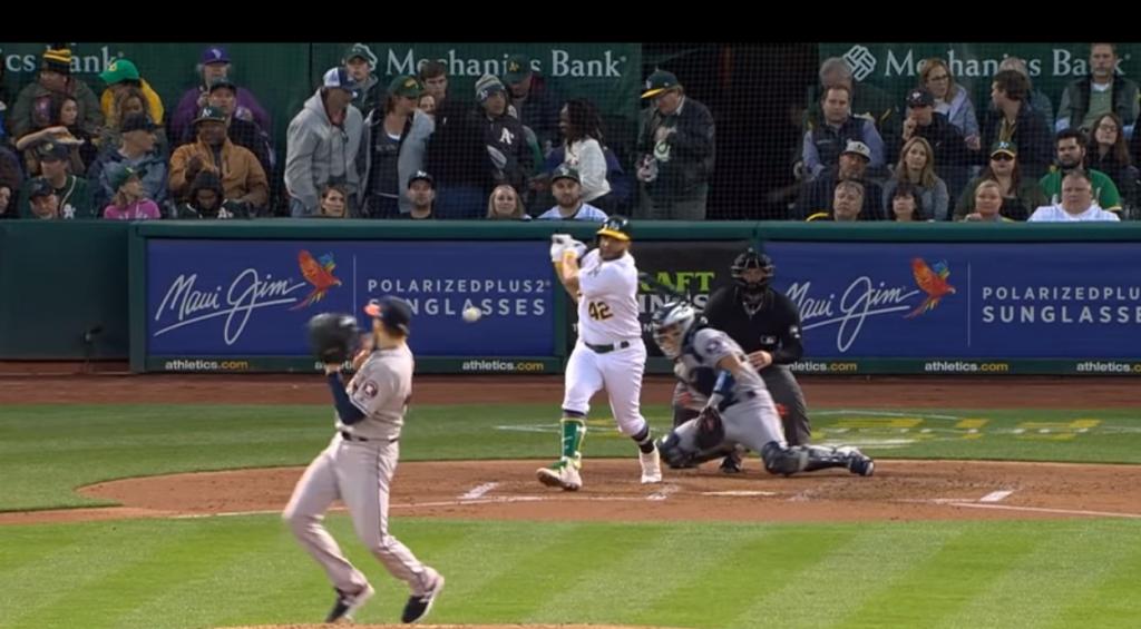 Бейсболист сумел уклониться от мяча, который летел ему просто в лицо, буквально повторив сцену из  Матрицы  (фото)