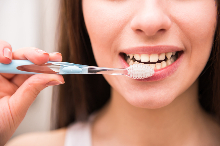 Чистка зубов и еще 5 вещей, которые женщине не стоит делать при мужчине